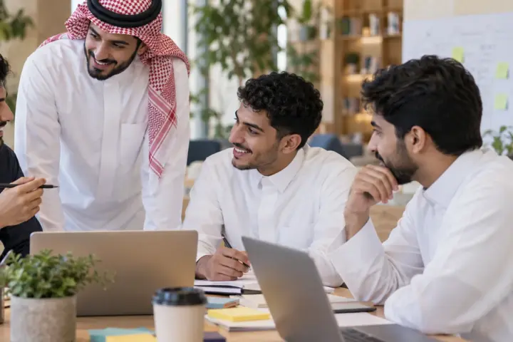 شباب يعملون معًا في مساحة تعلم — صورة من مكتبة نماء