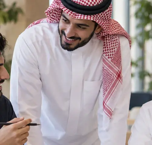 شباب يعملون معًا في مساحة تعلم — صورة من مكتبة نماء