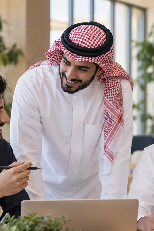 شباب يعملون معًا في مساحة تعلم — صورة من مكتبة نماء